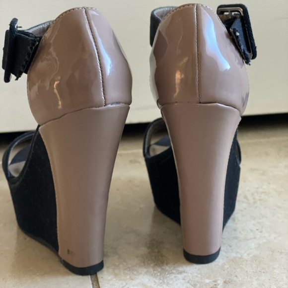 Shoedazzle Wedge Sandals - Picture 8 of 8